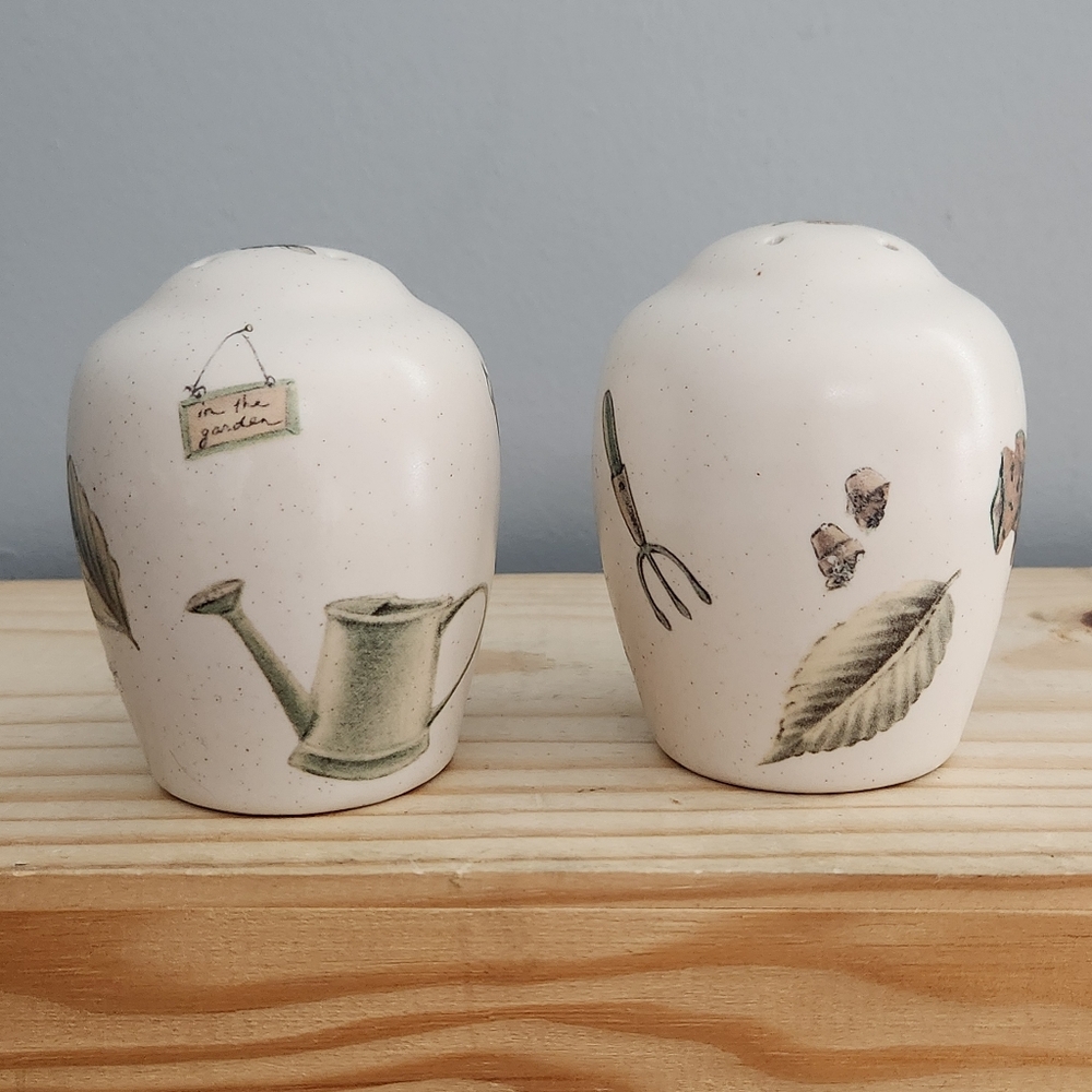 Vintage Pfaltzgraff Naturewood Salt and Pepper Shakers